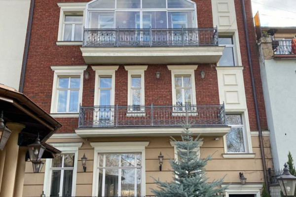 Отдельно стоящее здание в историческом центре Львова